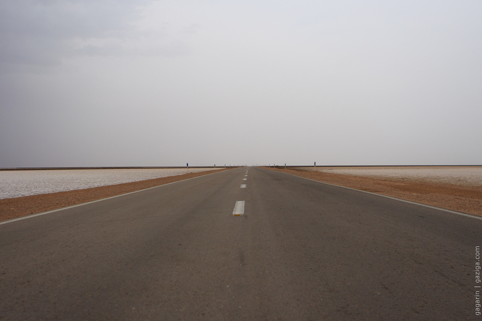 Дорога через солончаковую пустыню