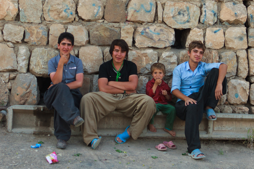 серьезные курдские парни