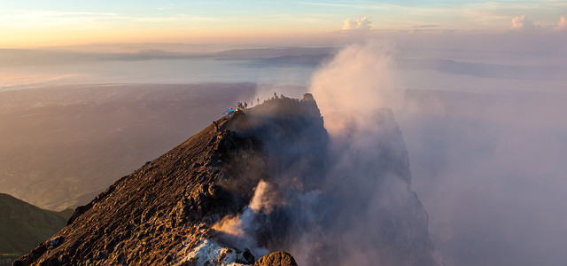 Вулканы Мерапи и Мербабу