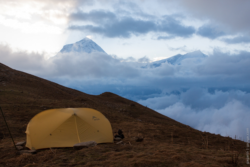 палатка под перевалом 27 апреля