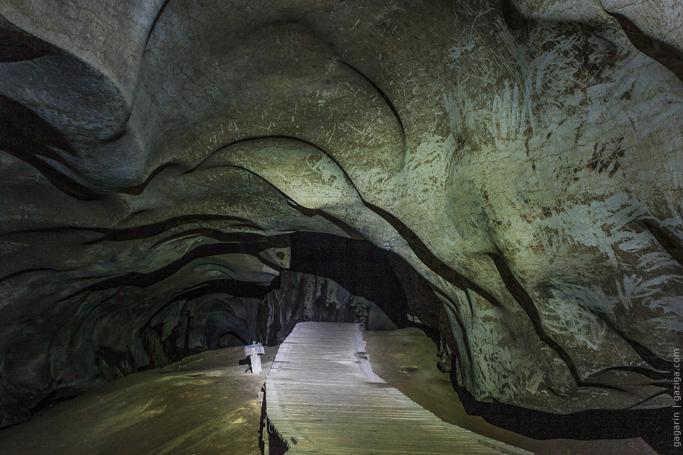 дорожка через пещеру