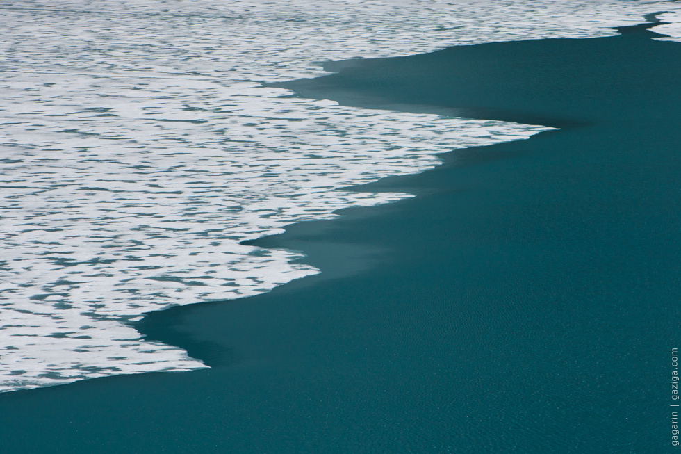 Граница льда на воде