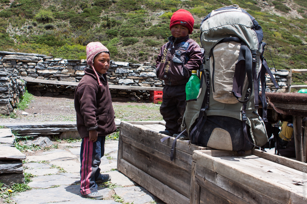 Тибетские дети и рюкзак