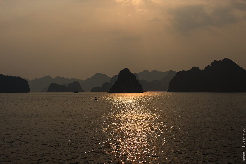 Закат над бухтой  Ха Лонг